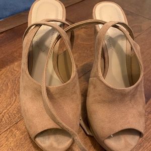 Women’s wedge shoe with ankle strap